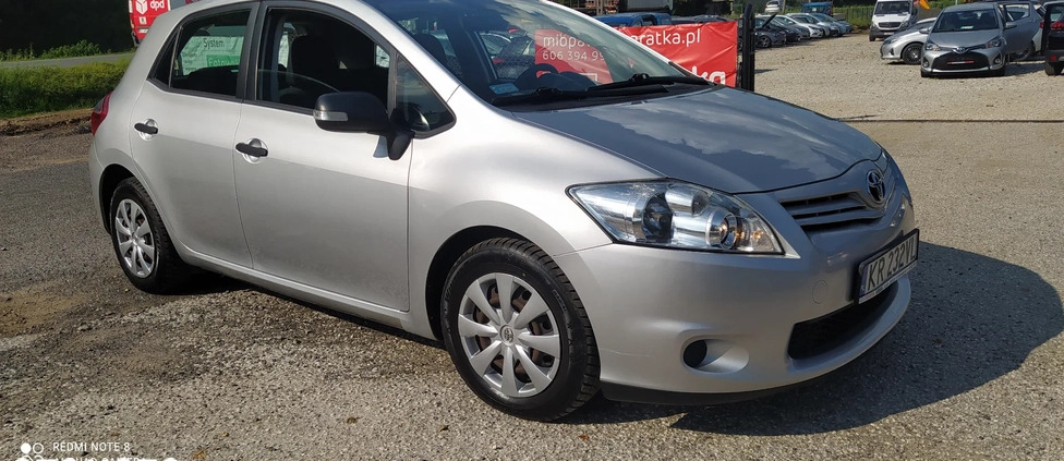 Toyota Auris cena 24700 przebieg: 176500, rok produkcji 2011 z Sieniawa małe 232